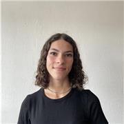 Étudiante donne un soutien scolaire ou une aide pour les devoirs aux élèves de primaire et collège